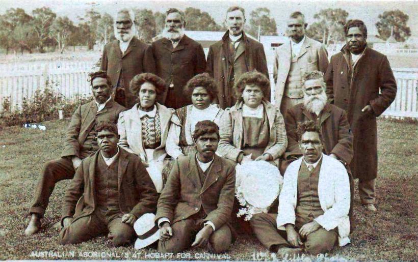 bekleidete aborigines